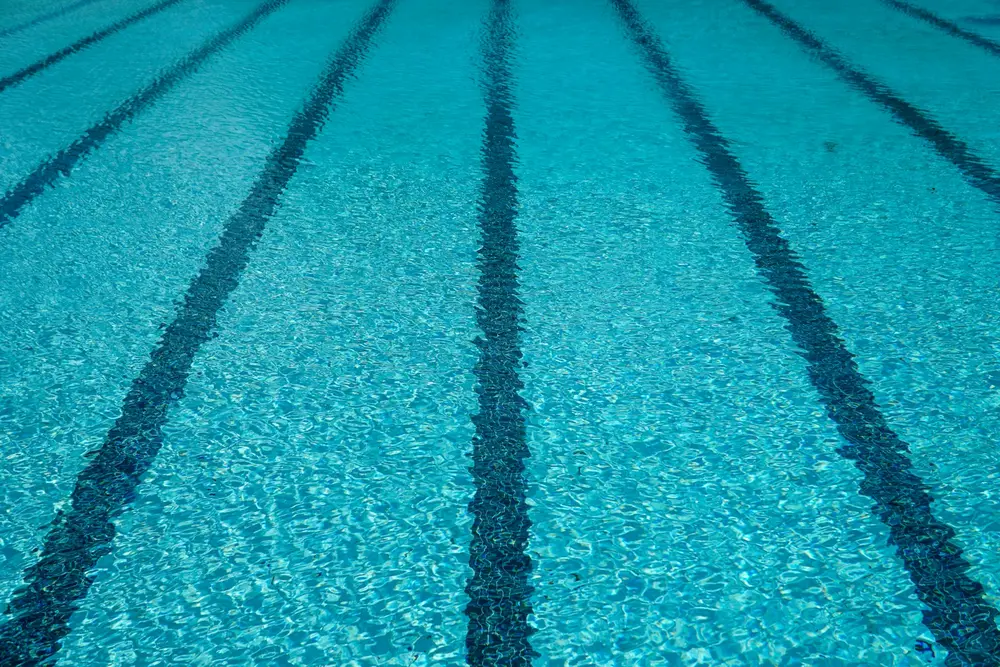 Lignes d'eau turquoise d'une piscine au soleil